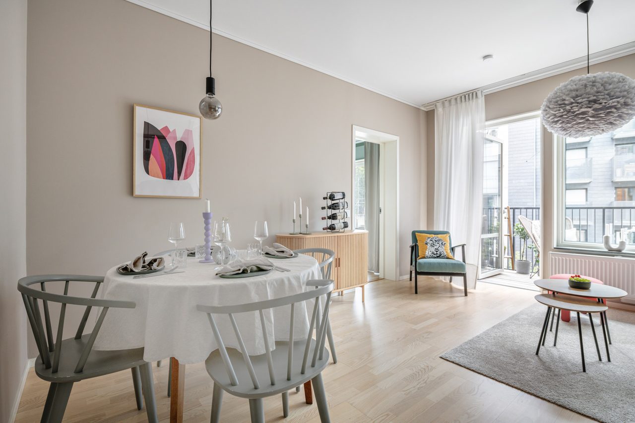 Matplats med vy mot sovrum och balkong