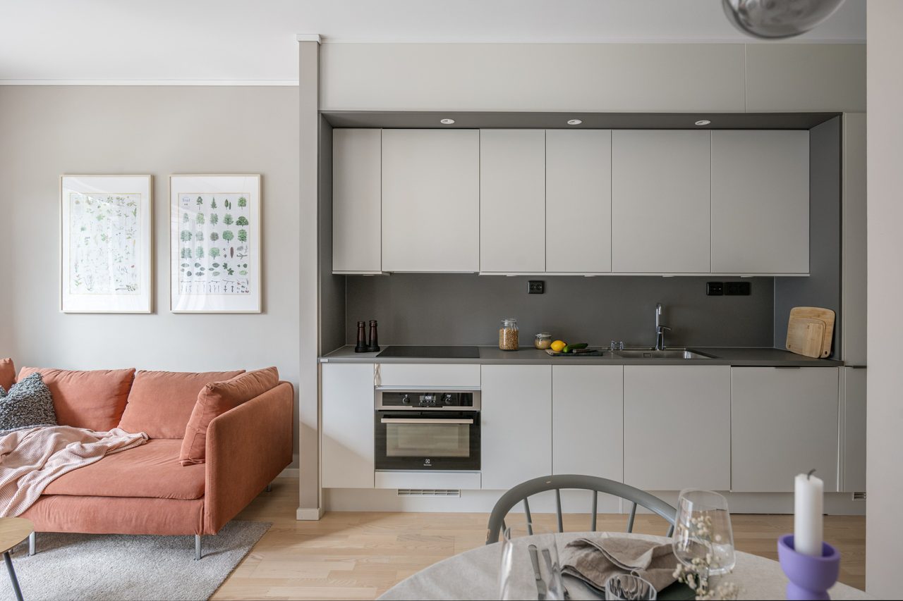 Vy mot kök med stilrena materialval
