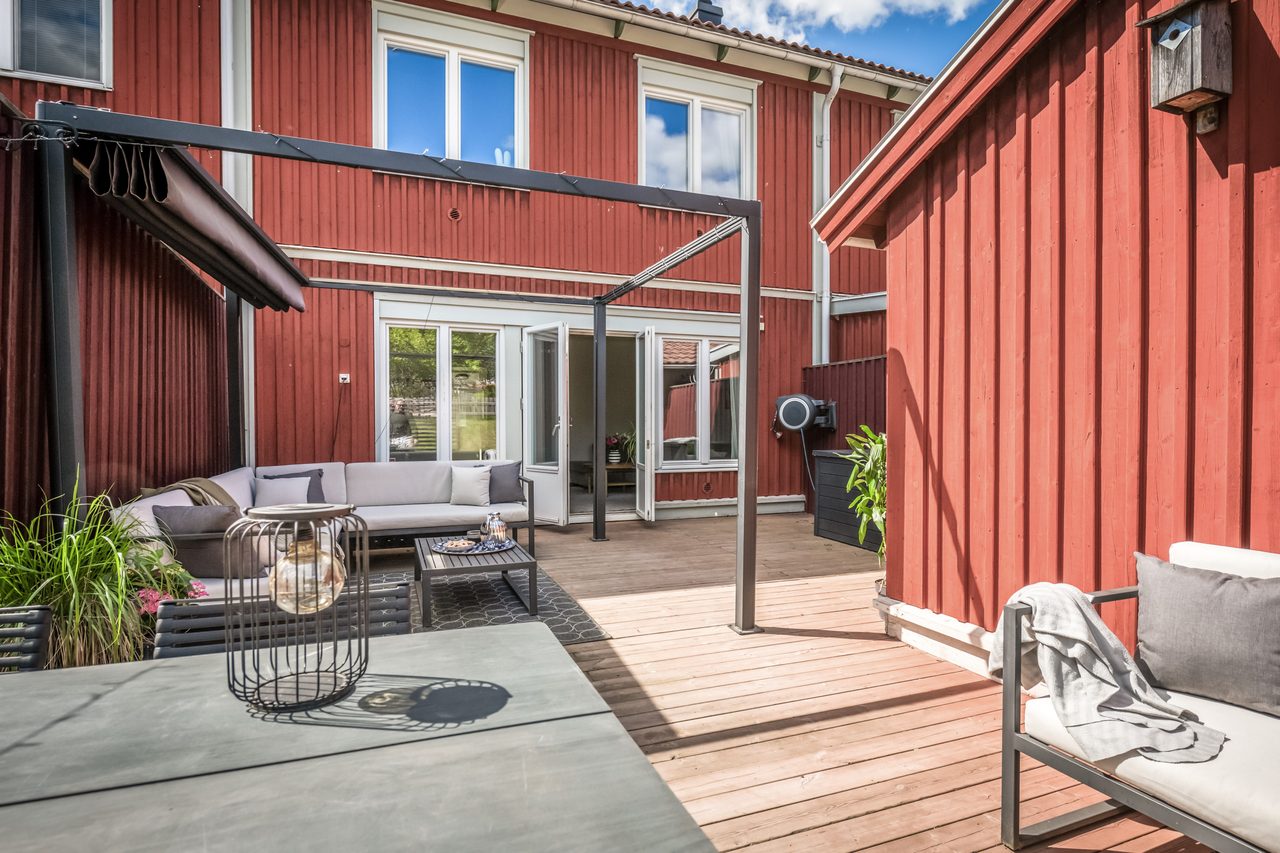 Här ryms både loungegrupp, matgrupp och grill