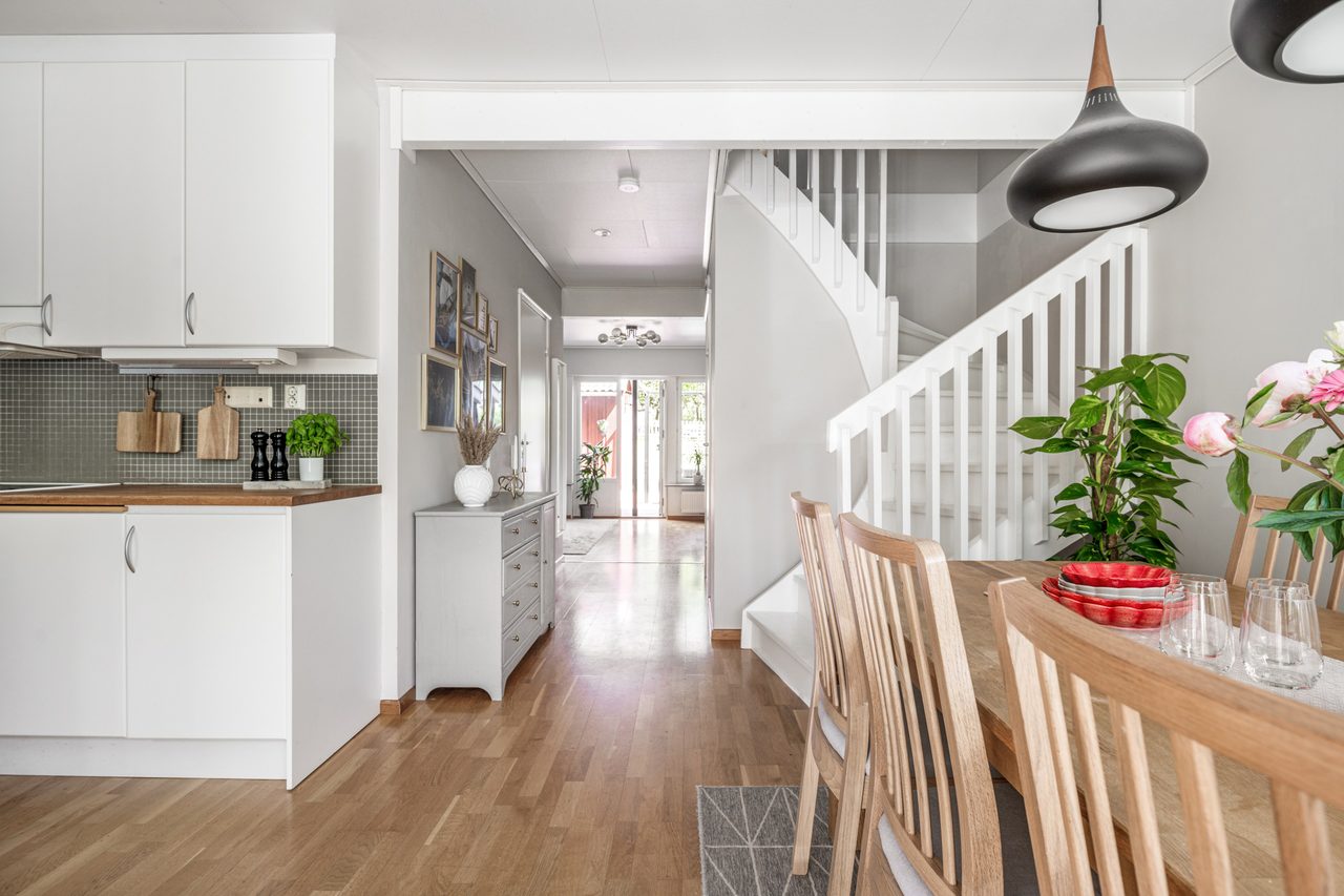 Vy från hall in mot huset på entréplan