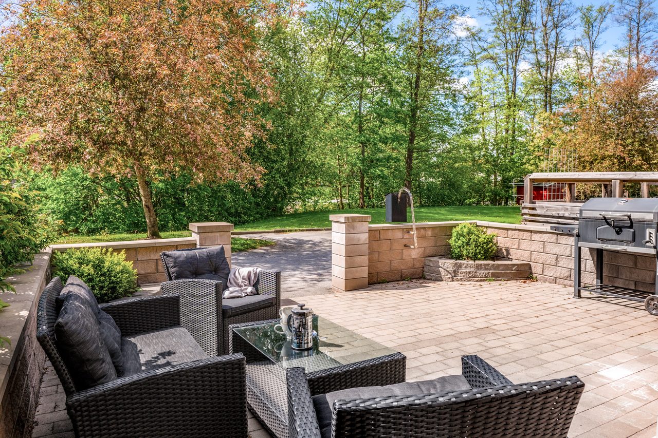 På den prydliga framsidan kan man njuta av solen hela dagen