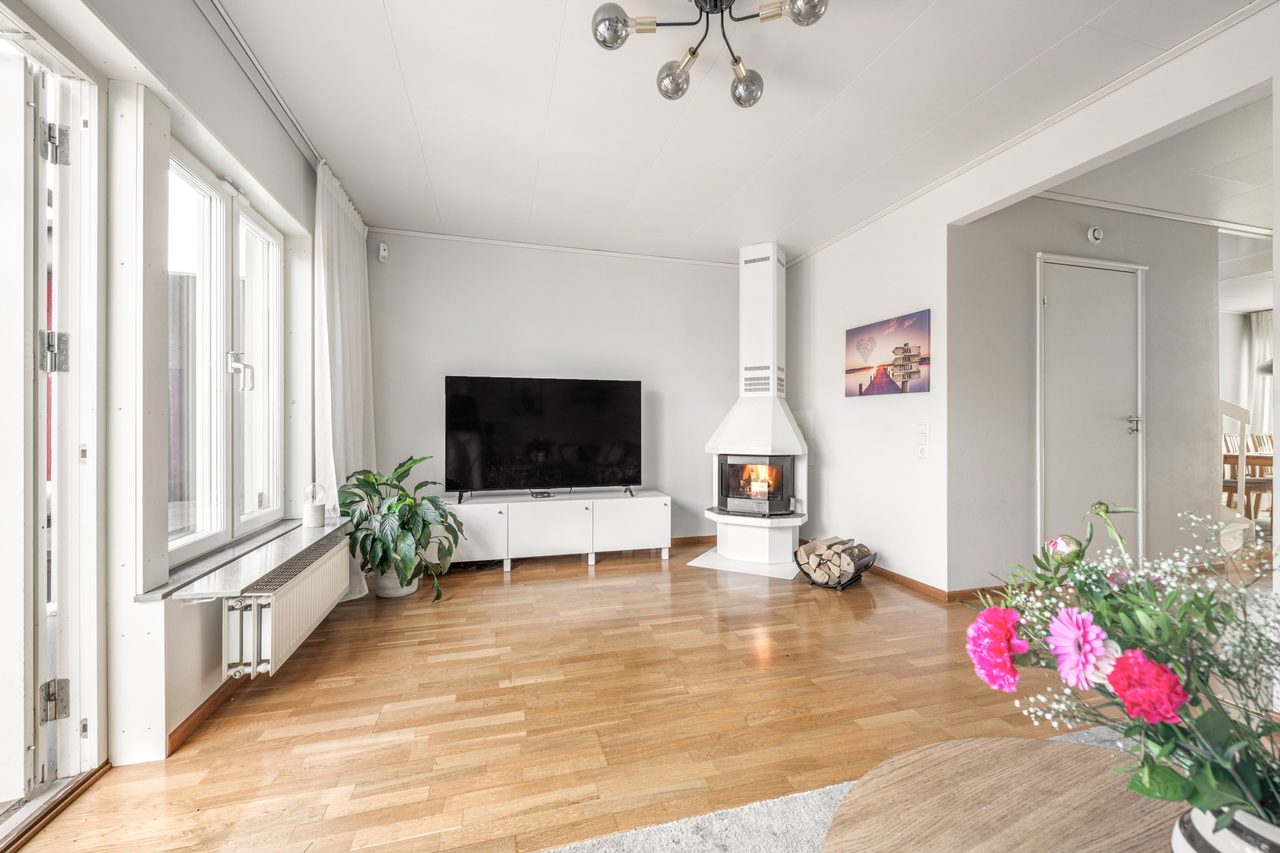 I vardagsrummet finns en braskamin som ger en hög mysfaktor