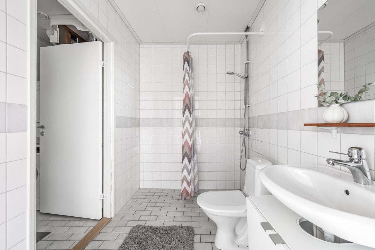 Badrum med ingång till separat tvättstuga