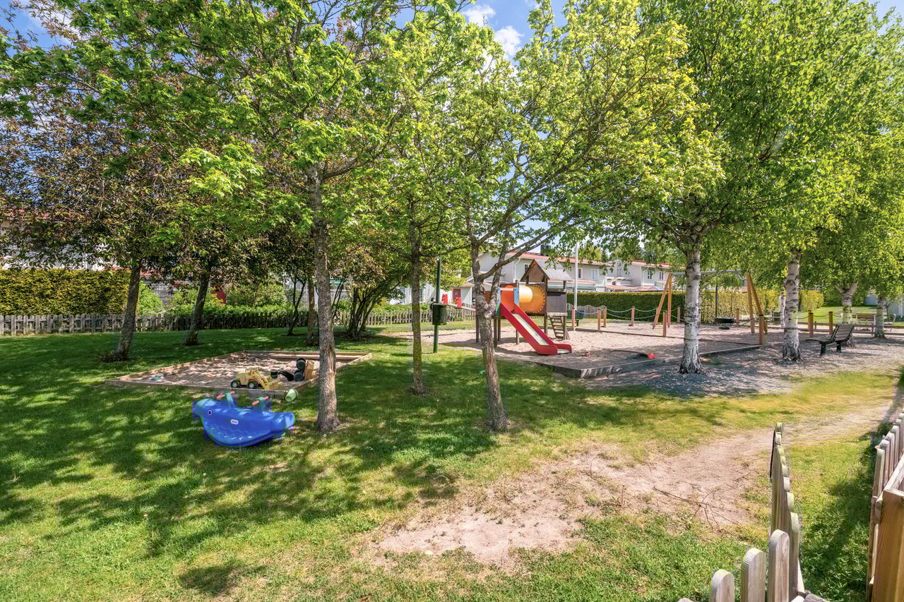 Föreningens fina och bilfria lekplats i direkt anslutning till husen