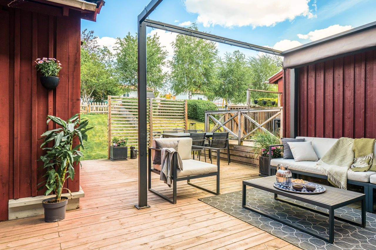 Stor utbyggd altan för att maximera soltimmarna