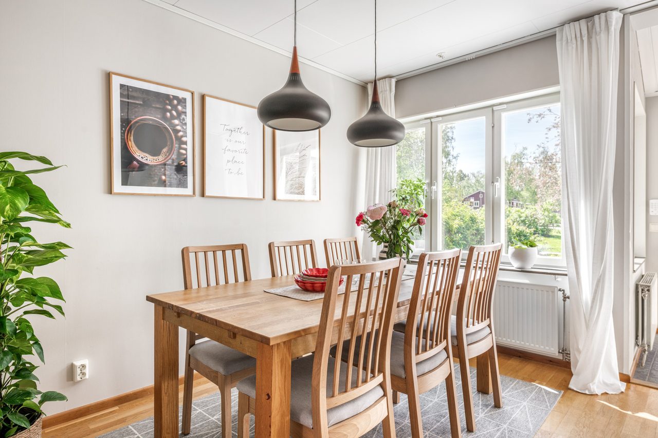 Matplats trevligt placerade invid fönsterpartier