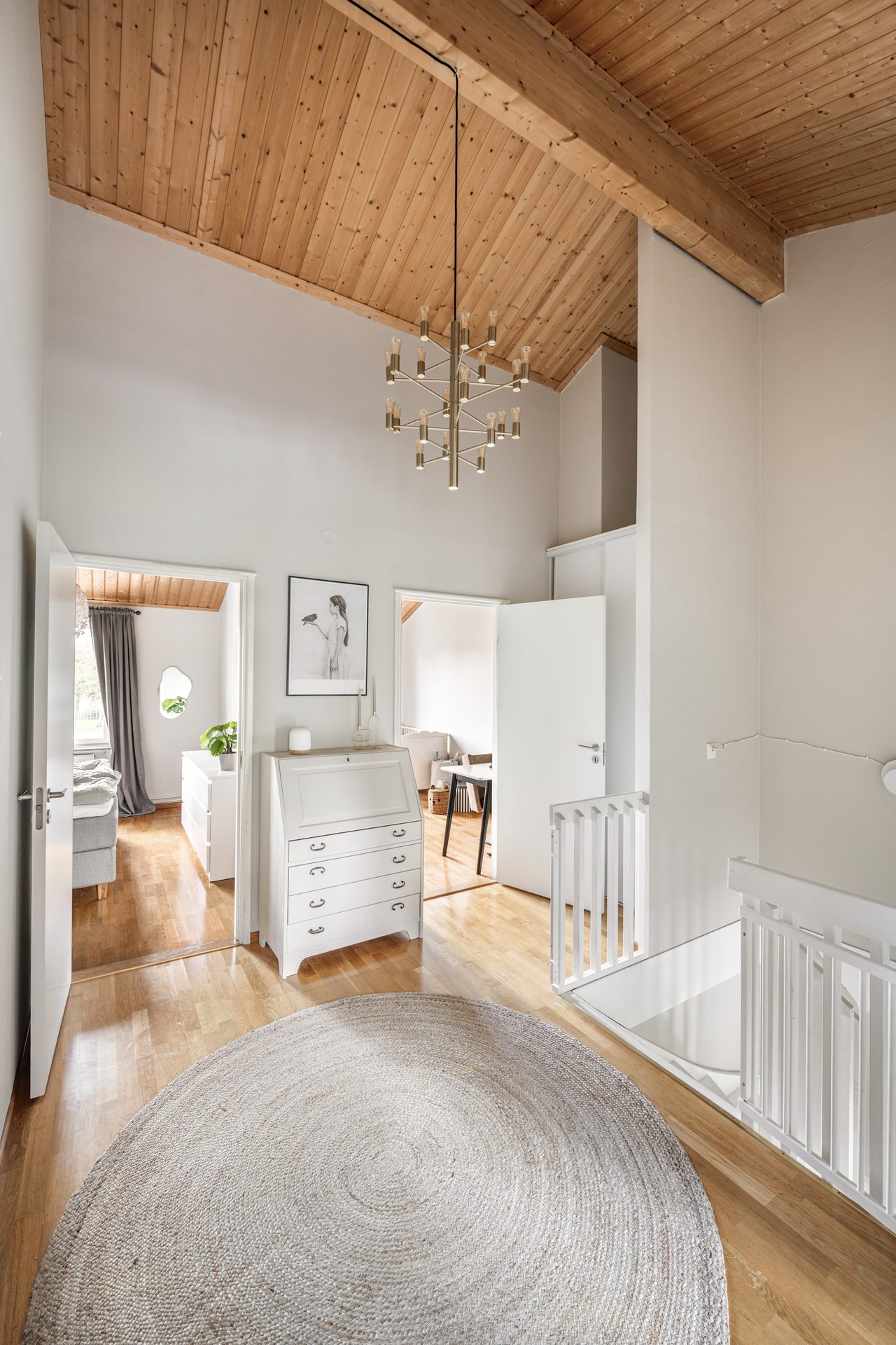 Hall på övre plan med högt i tak