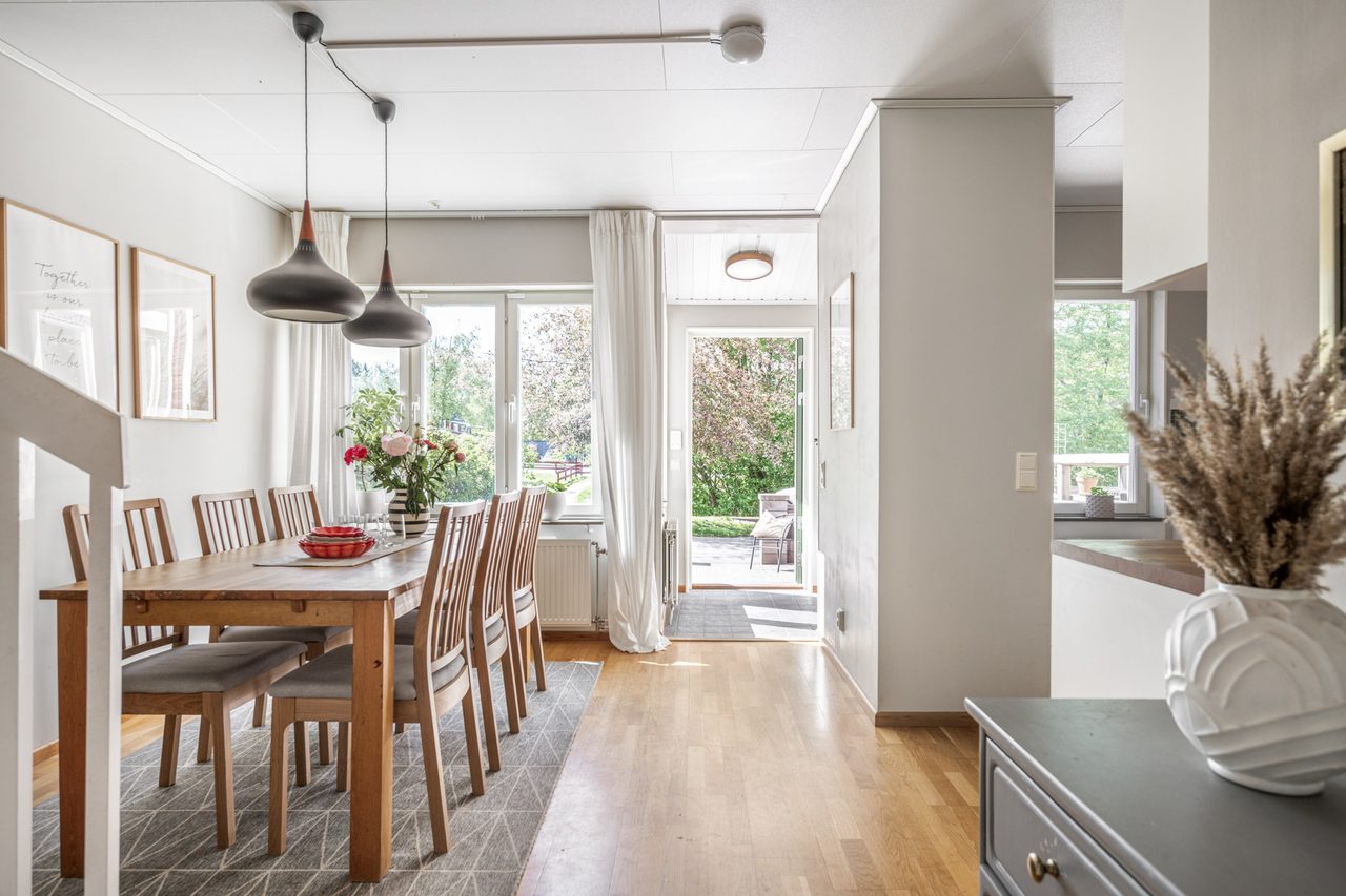 Blick mot hall, kök och matplats