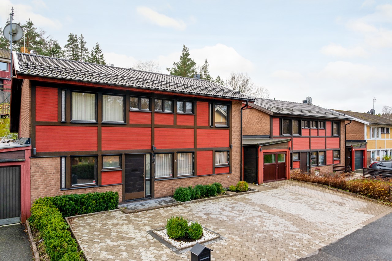 Stor infart med plats för flera bilar