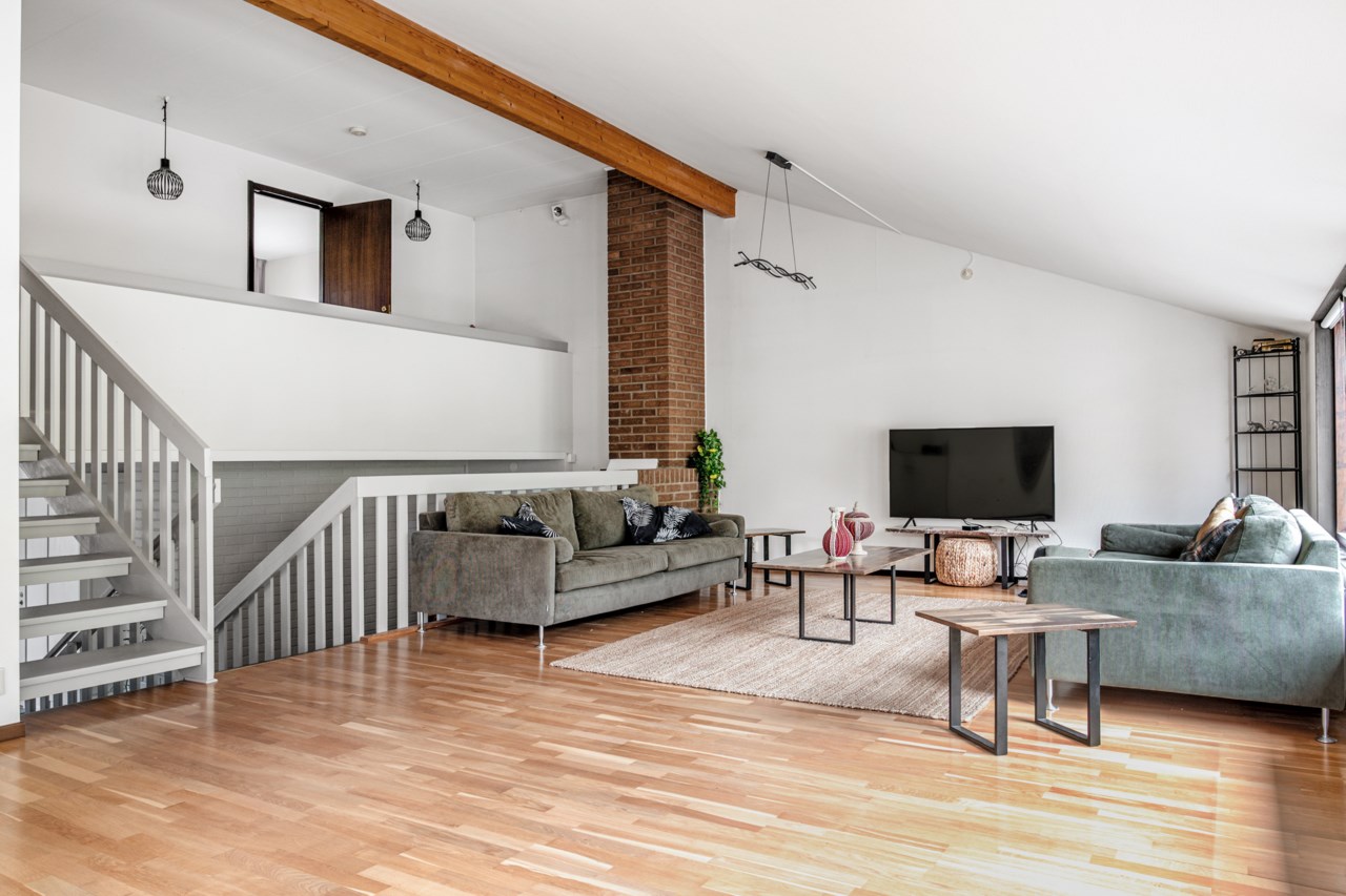 En halv trappa upp till det häftiga allrummet