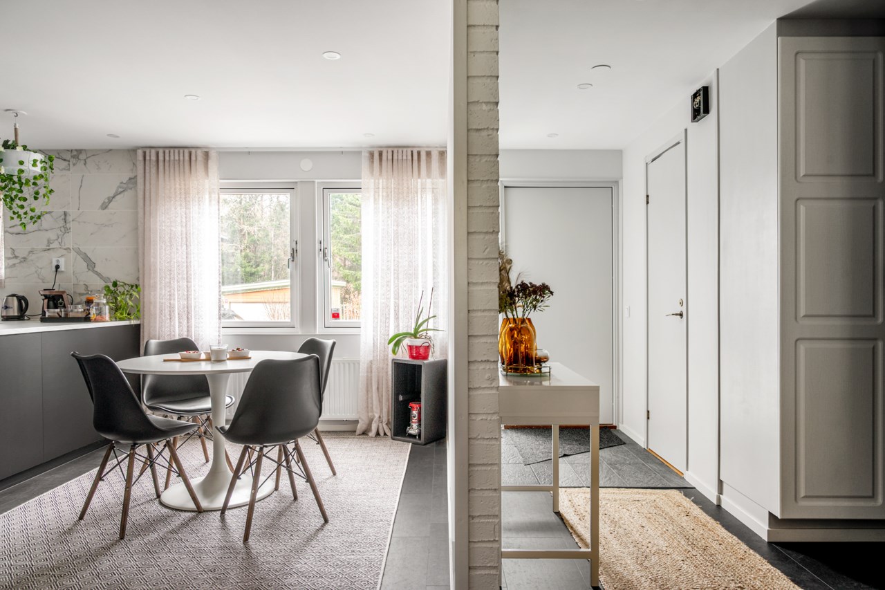 Blick mot hallen med anslutning till separat wc