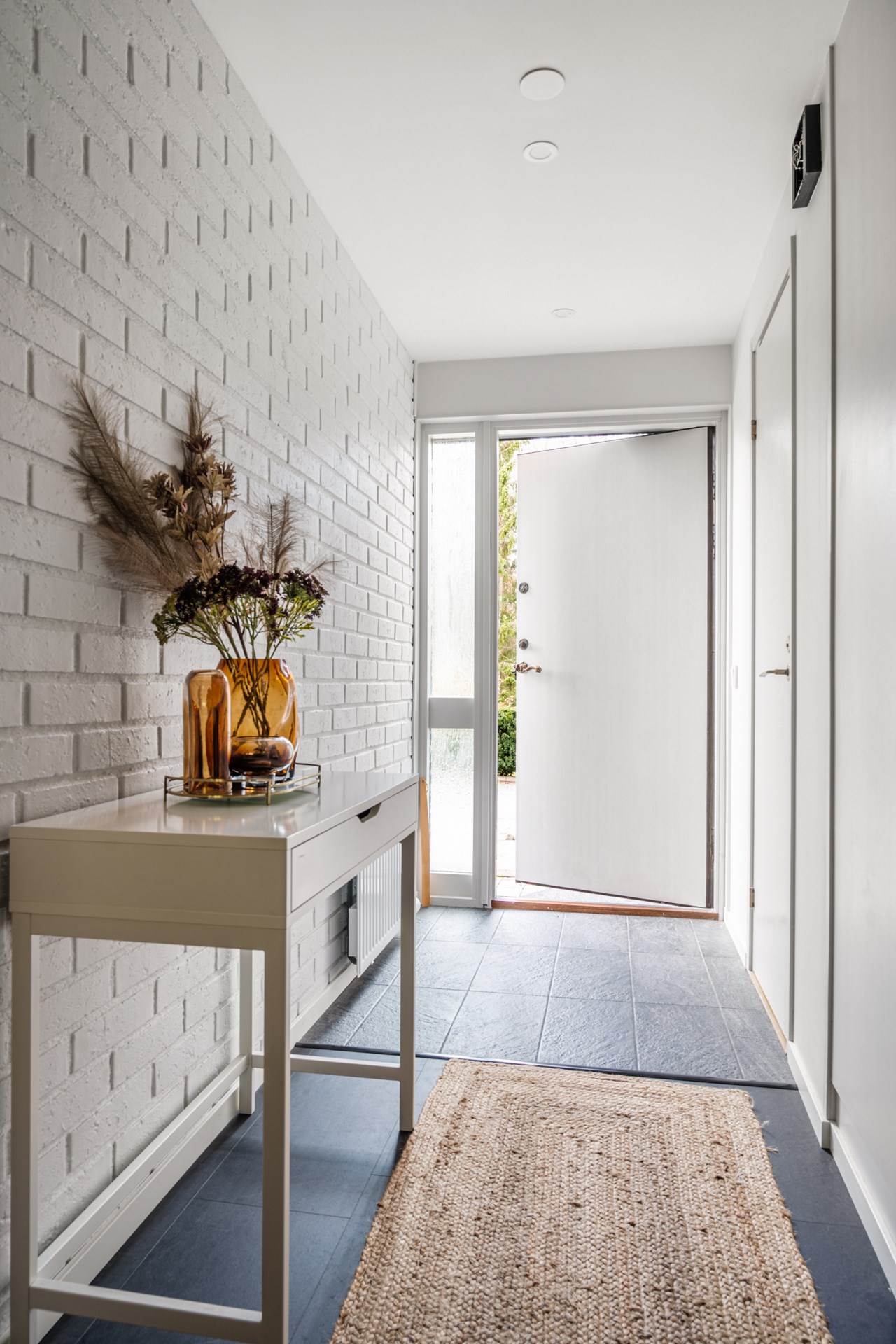 Rymlig hall med praktiskt klinkergolv