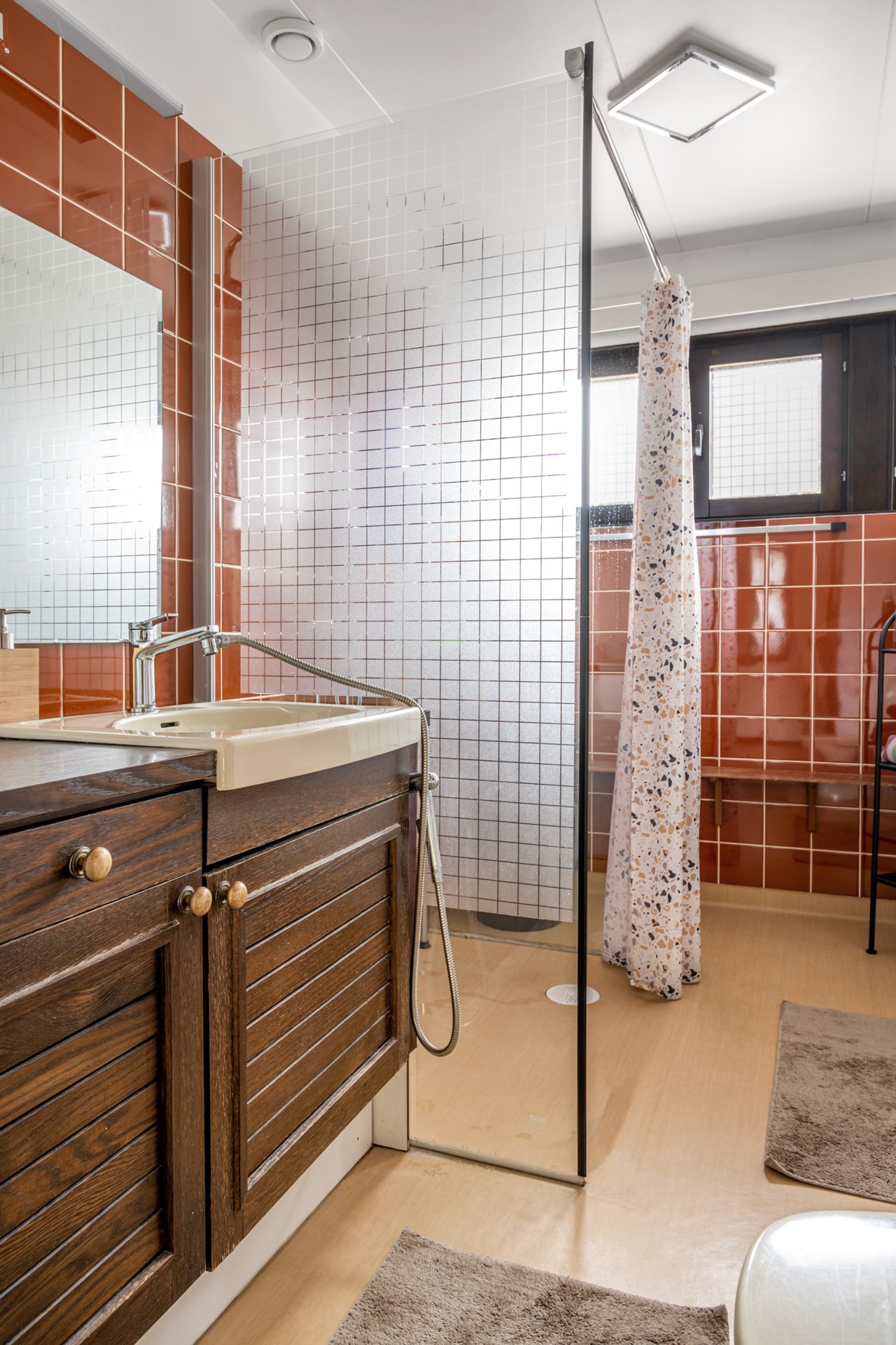 Badrum på övre plan med dusch