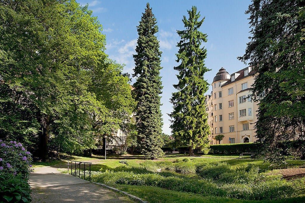 Slottsparken utanför porten