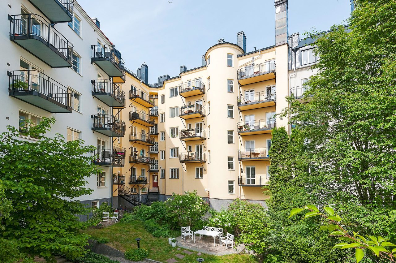 Grönskande innergård