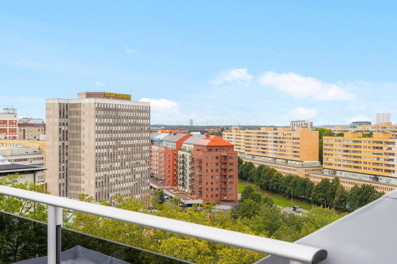 Takterrass med vyer över Solna och Stockholm City