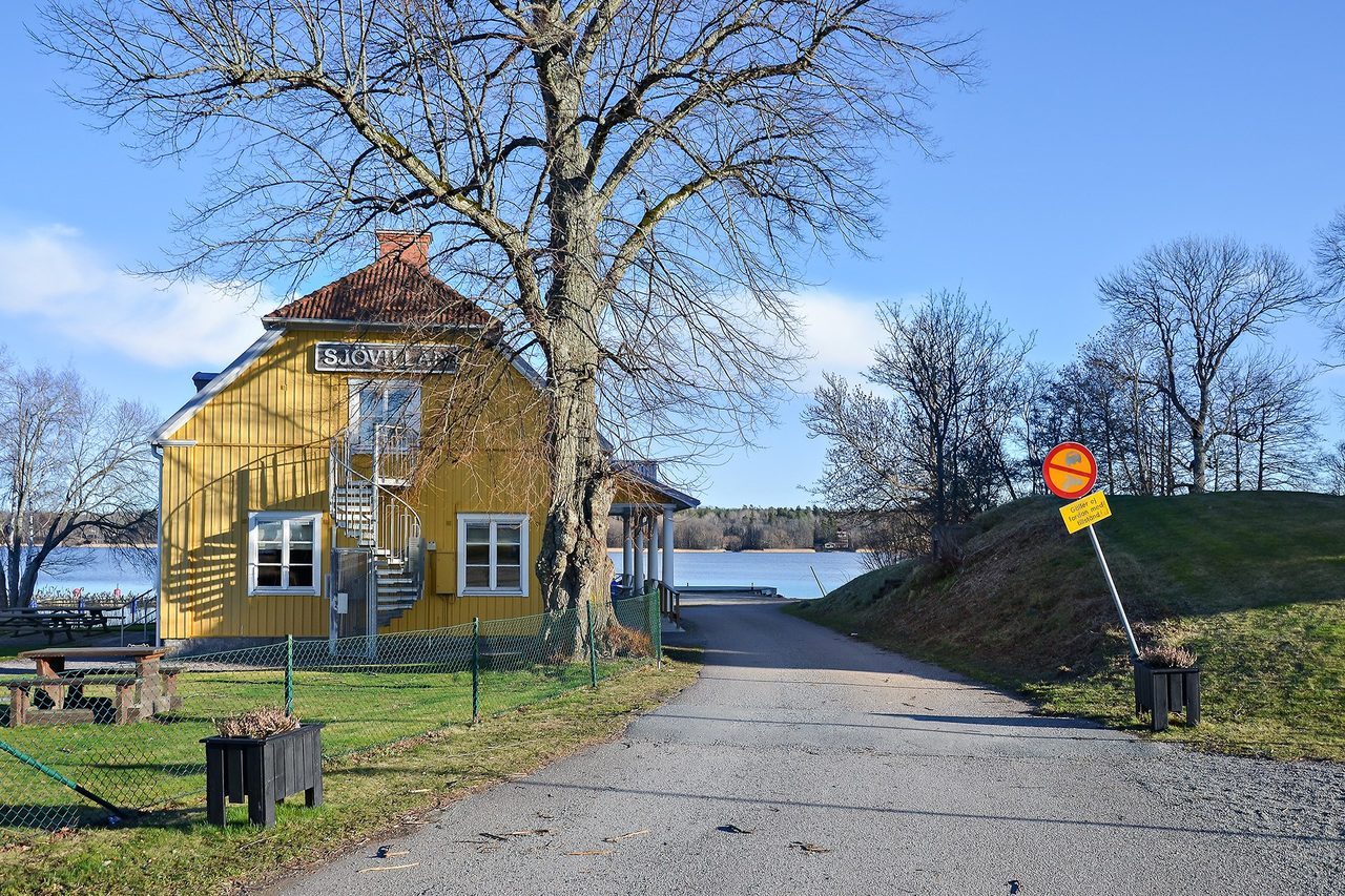 Sommarkafé vid båtbryggor