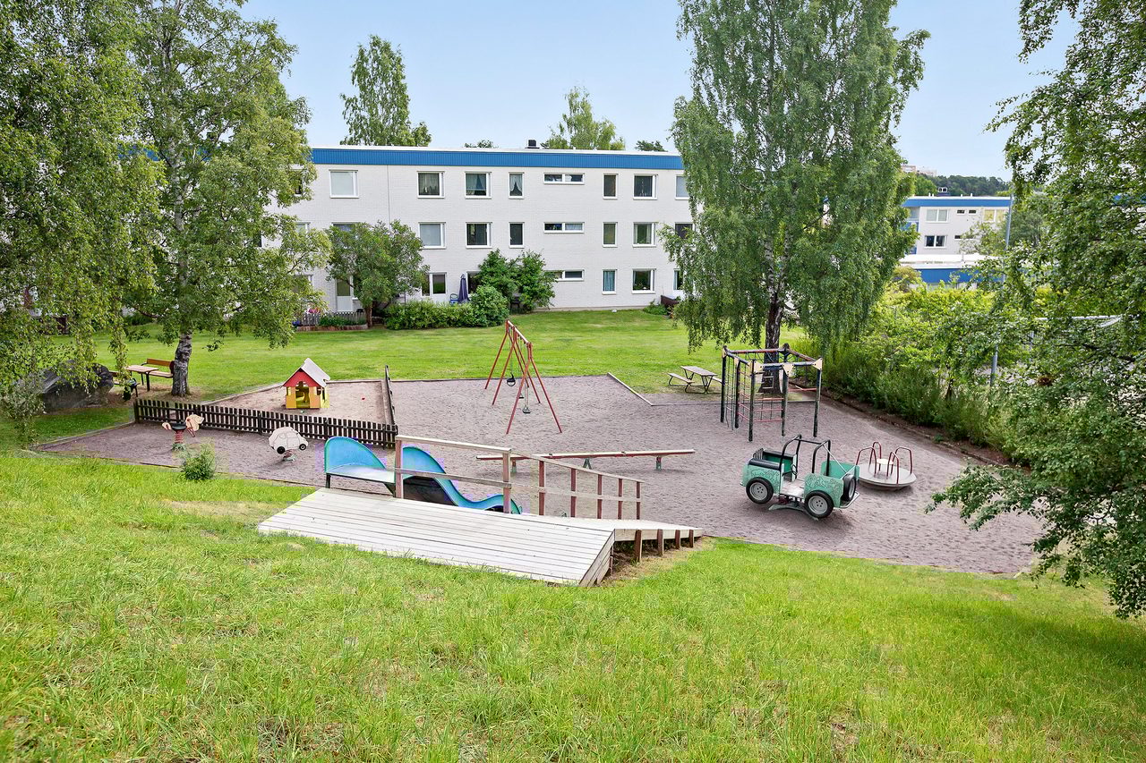 Lekpark intill huset