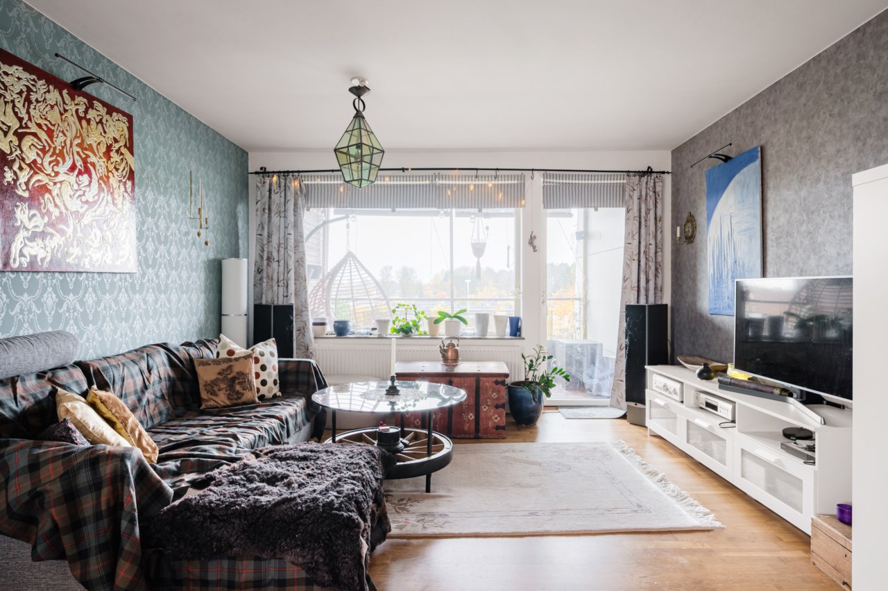 Vardagsrum med utgång till balkongen