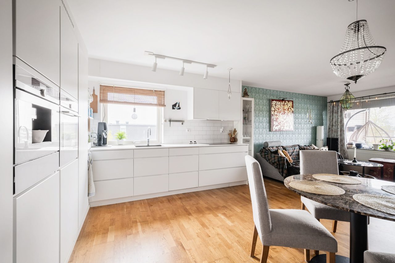 Kök, matplats och vardagsrum i öppen planlösning