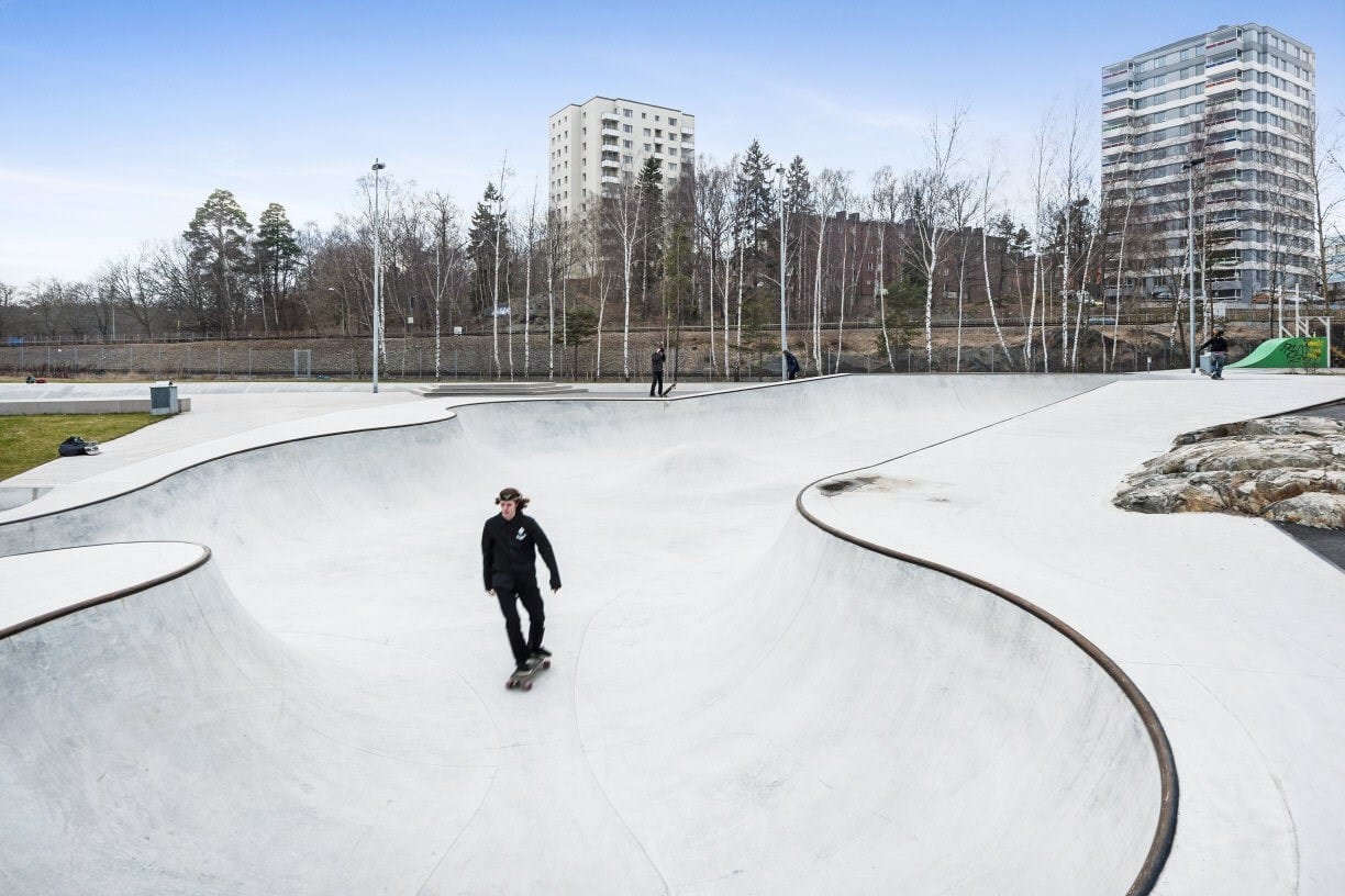 Stockholms största skateboardbana i närheten.