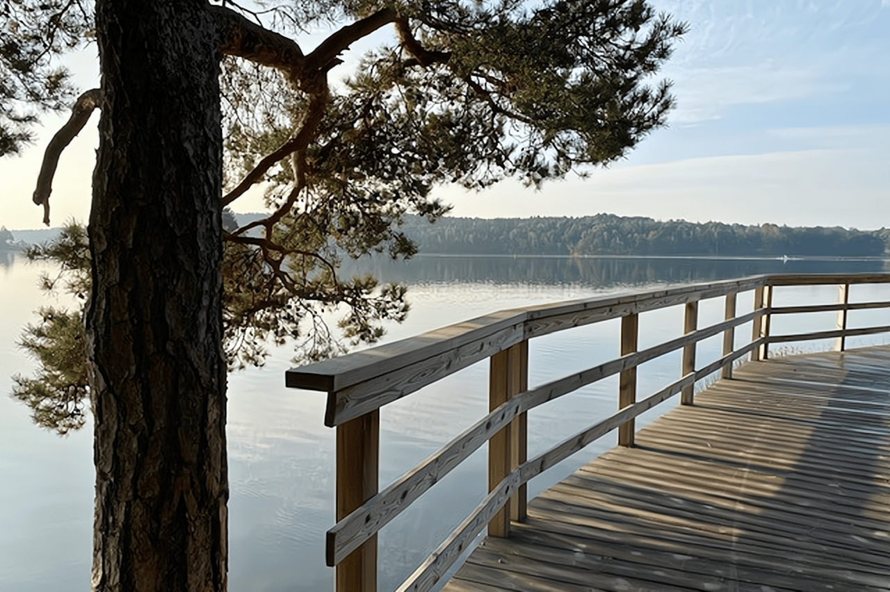Strandpromenad vid sjön