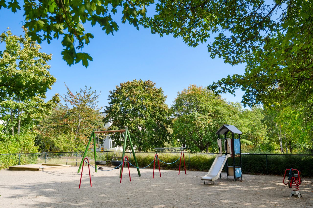 Lekplats precis intill bostaden