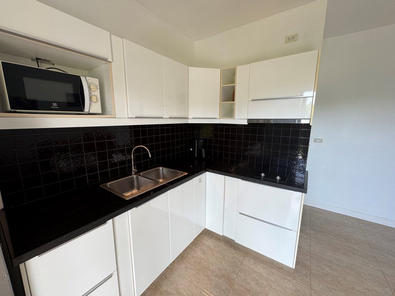 Lanta, Longbeach, White Flower apt. A2