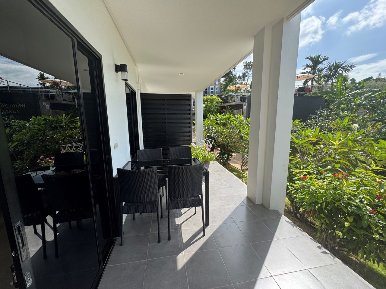 Lanta, Longbeach, White Flower apt. A2