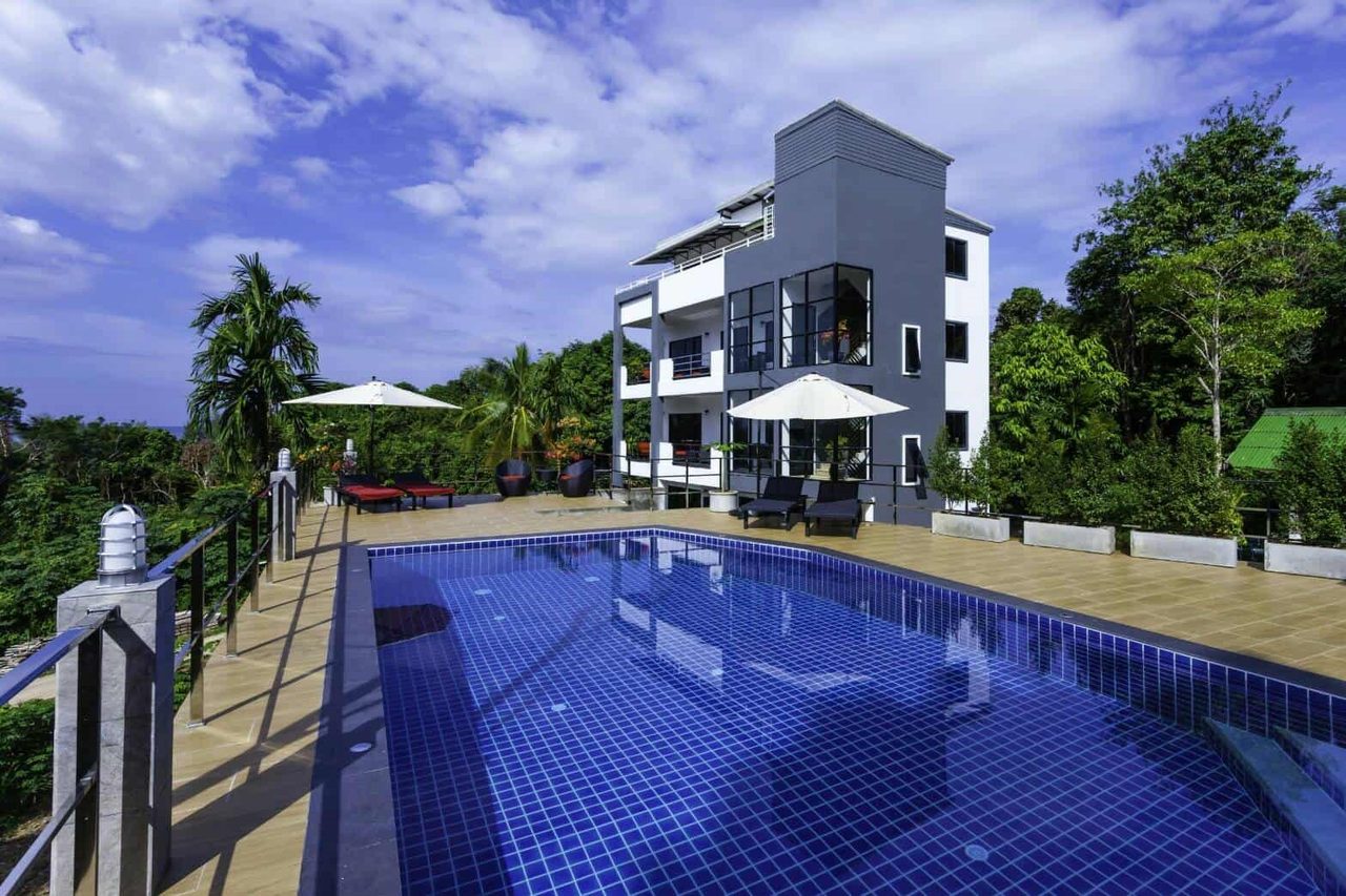 Lanta, Longbeach, White flower apt.  B2