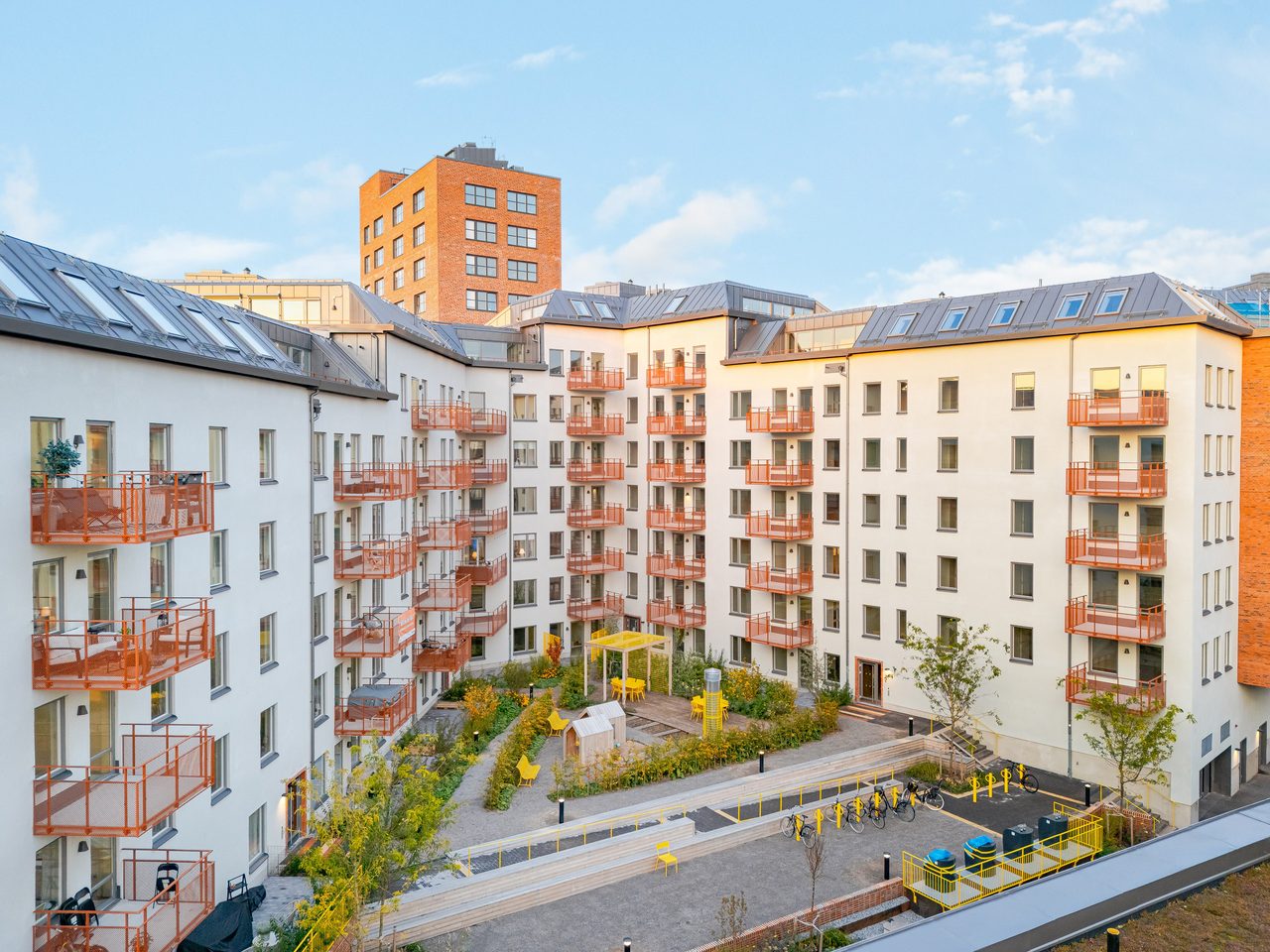 Innergård blå himmel