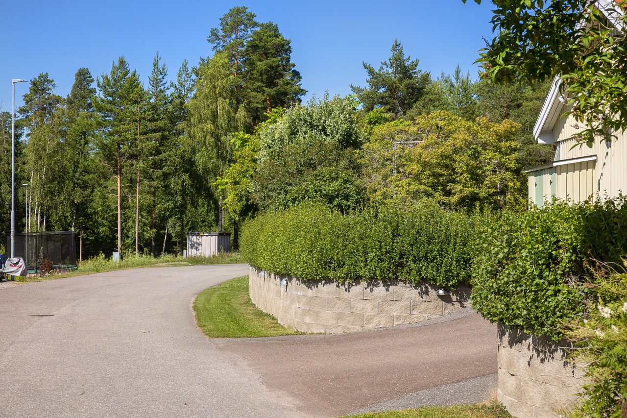 Uppfart med fin stensättning