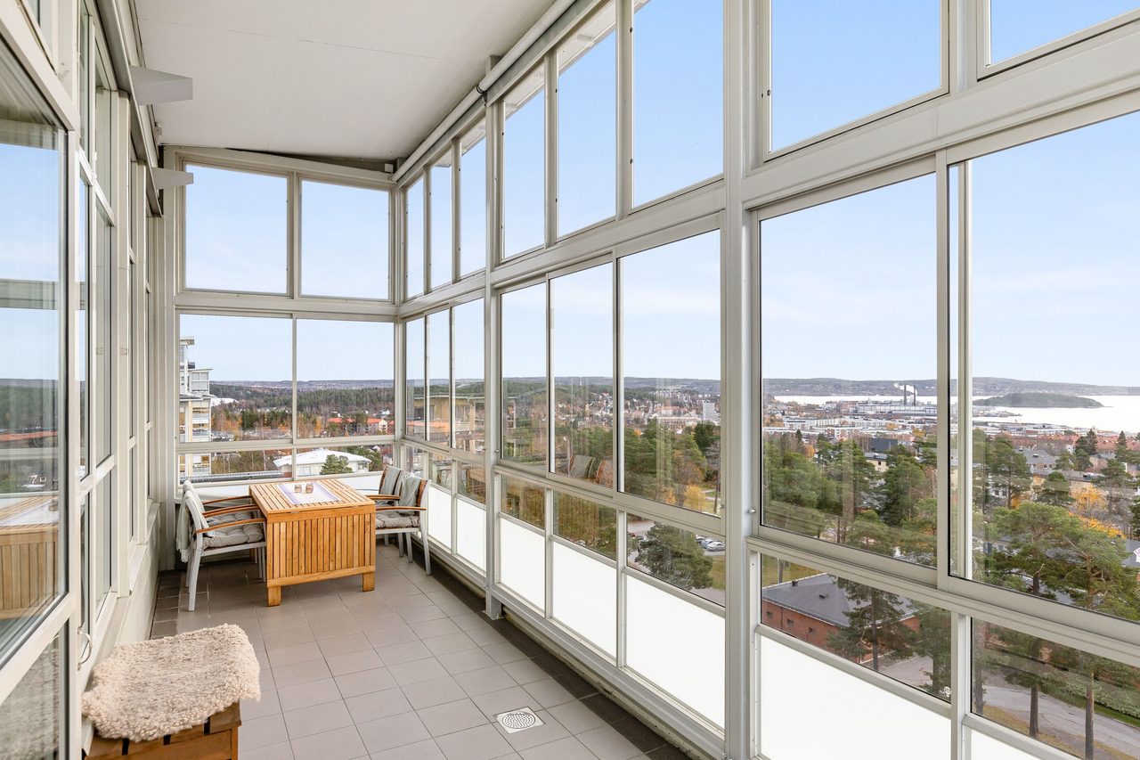 Inglasad balkong i festvåningen