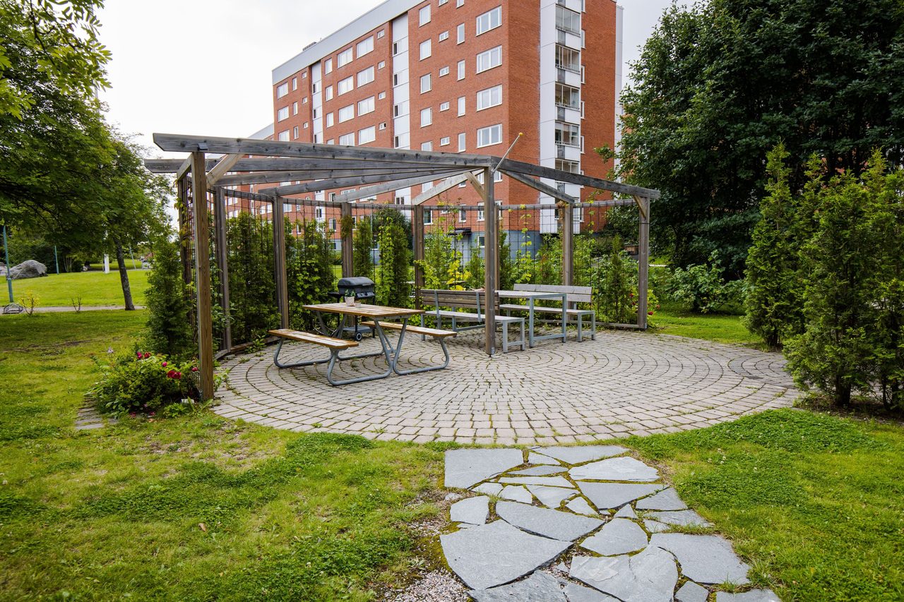 Fina omgivningar i föreningen med mycket grönska sommartid