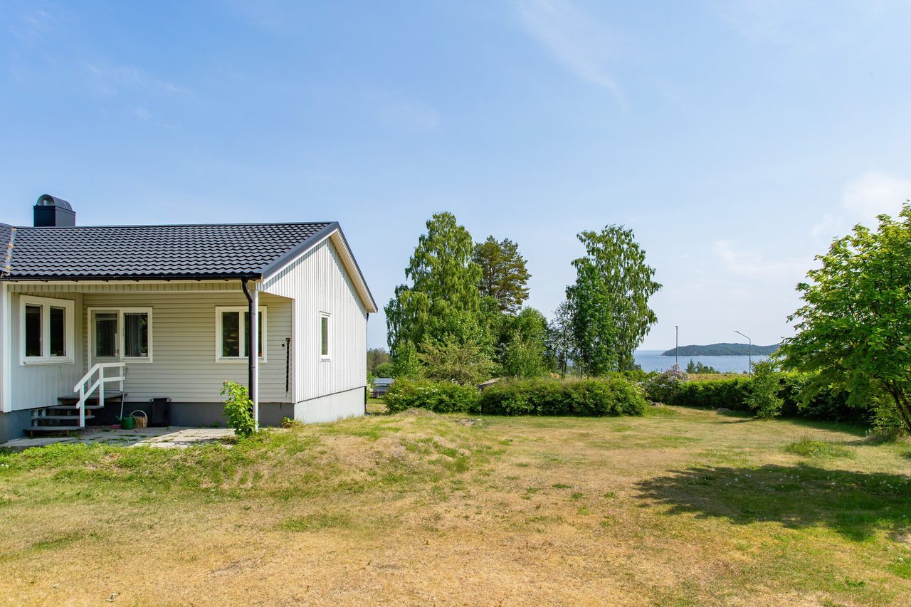 Stensatt uteplats under tak