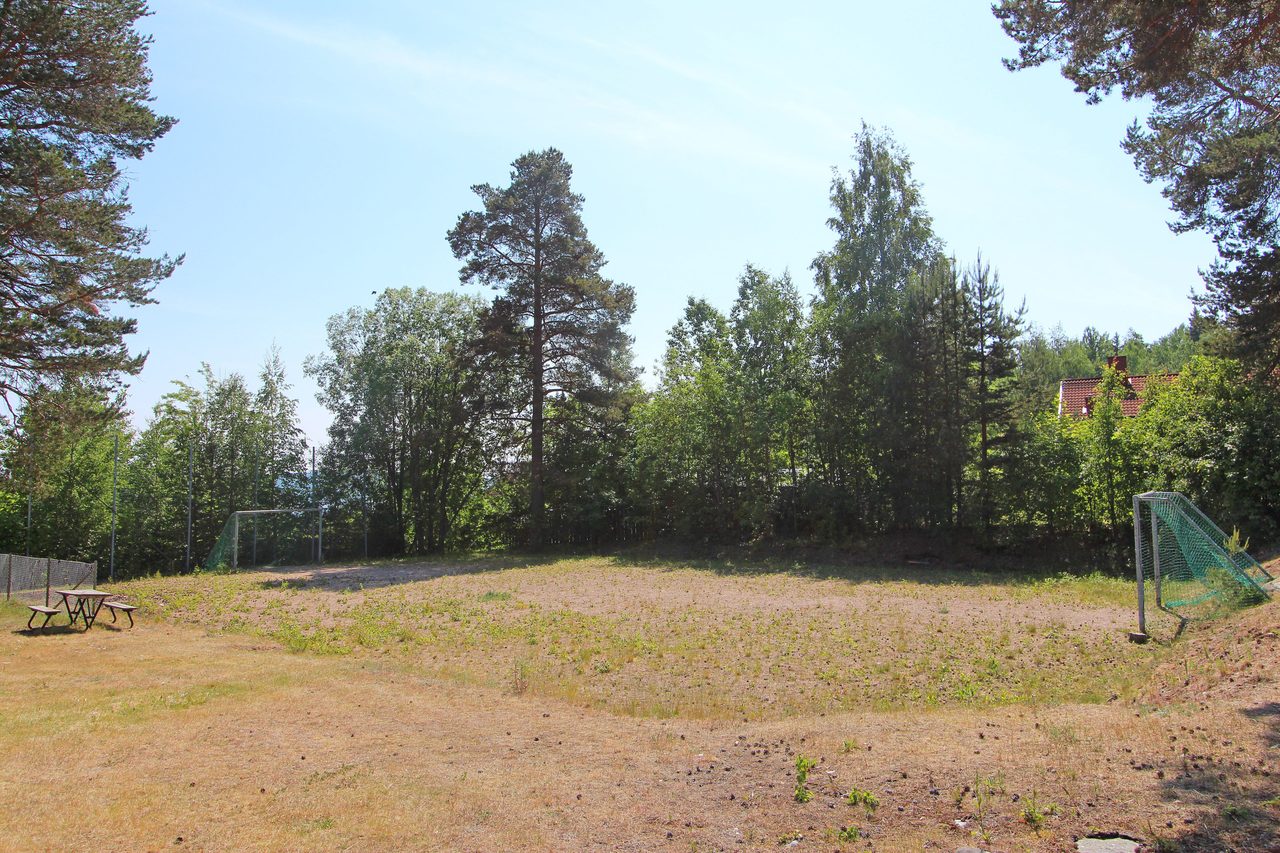 Fotbollsplan på gränsande allmänning