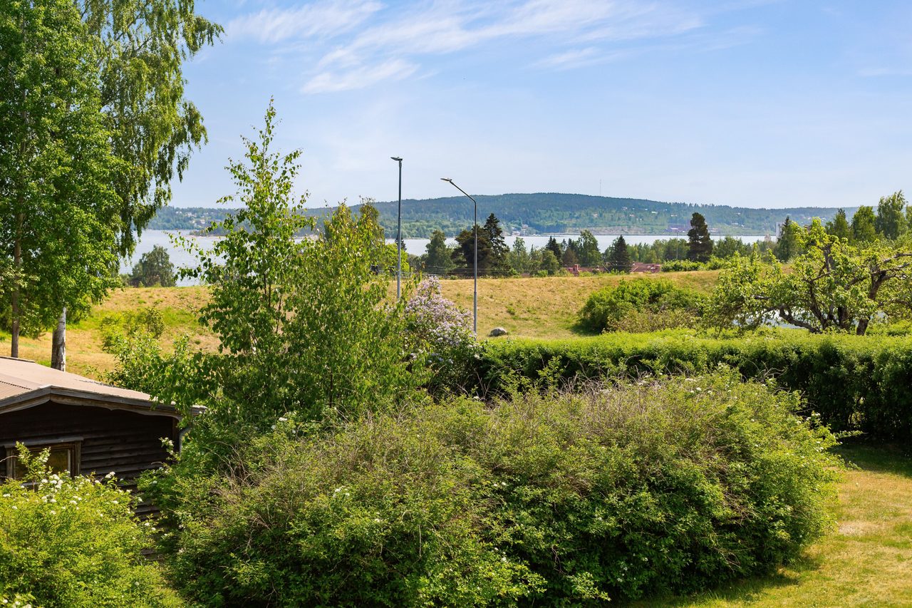 Utsikt mot havet från flera fönster
