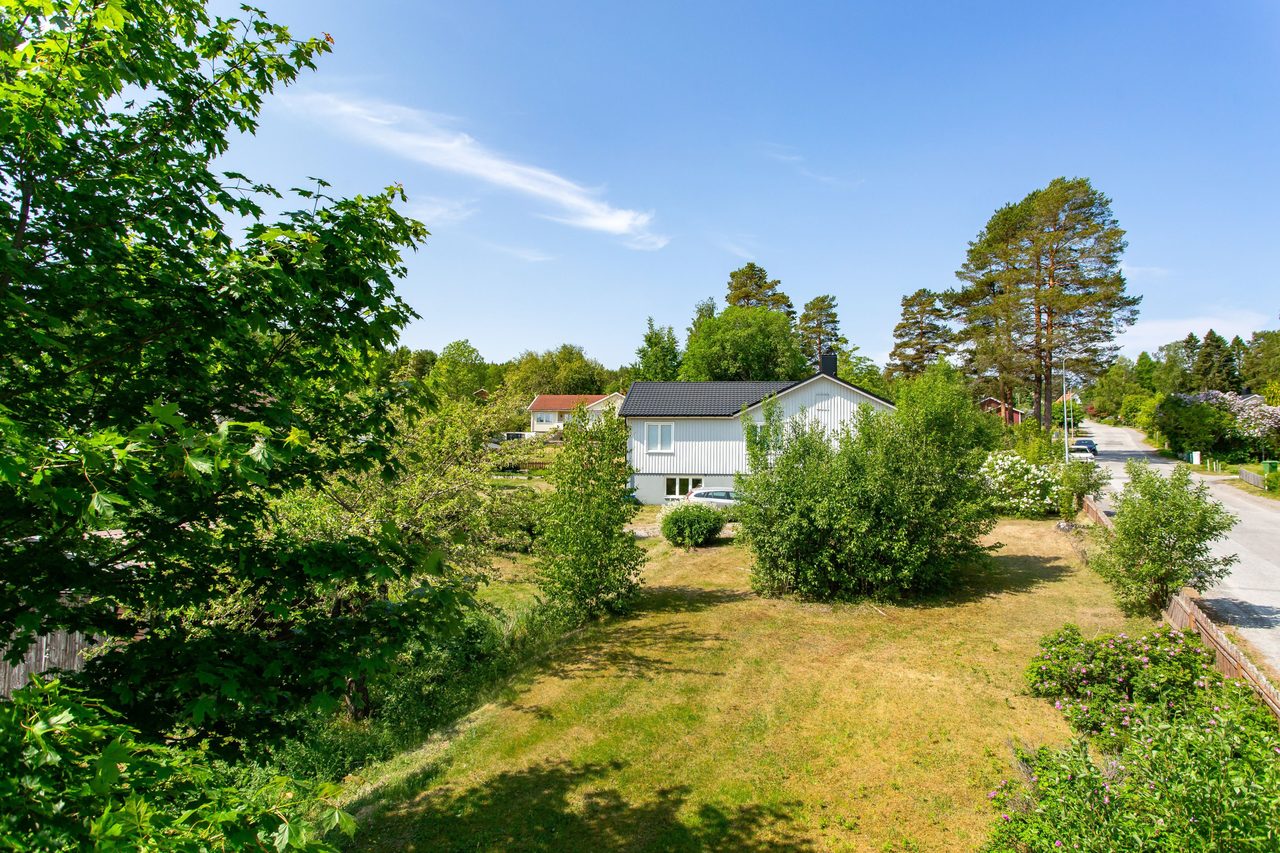 Härlig hörntomt på barnvänlig gata