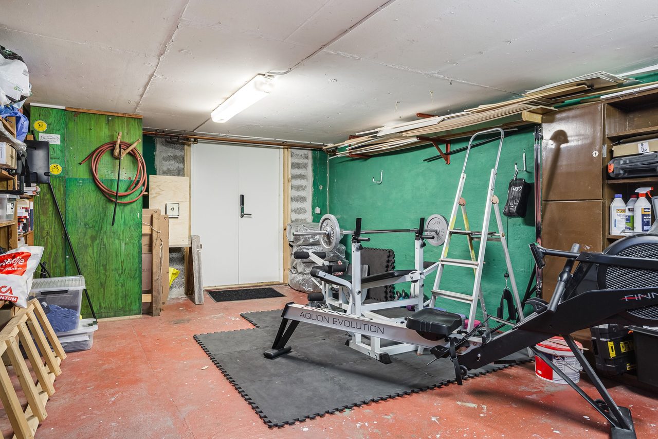 Förråd (f.d. garage) med utgång till tomten