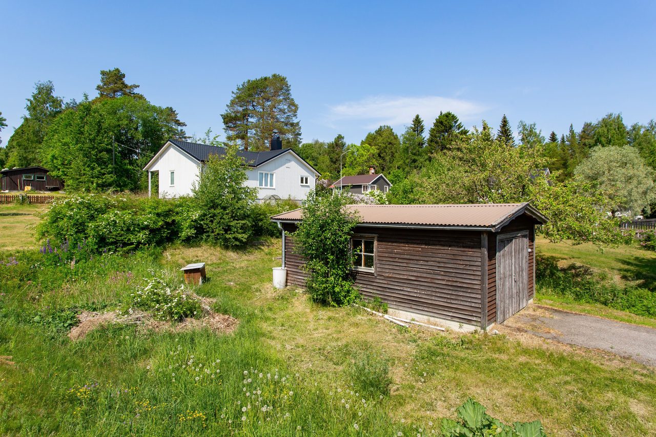Kallgarage vid tomtens nedsida