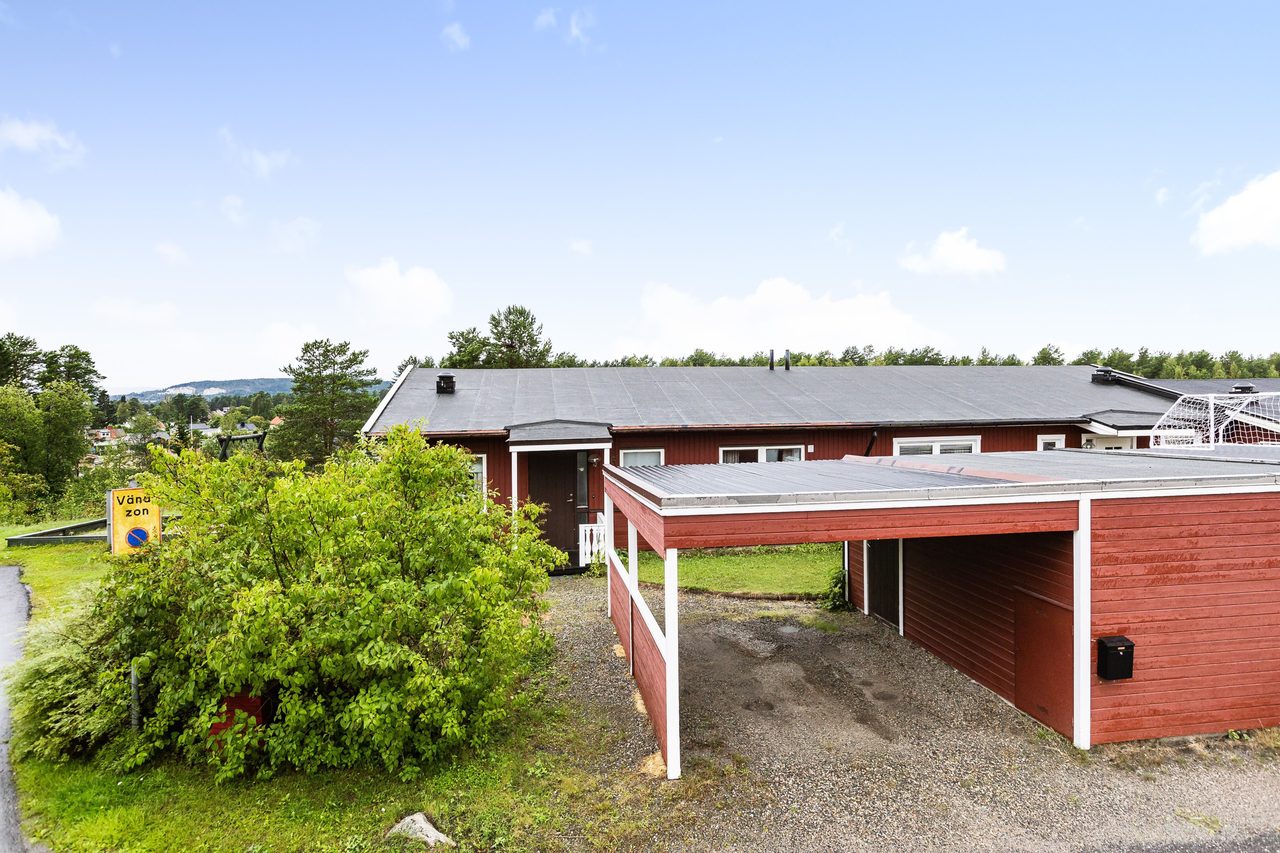 Entré med carport samt stort förråd