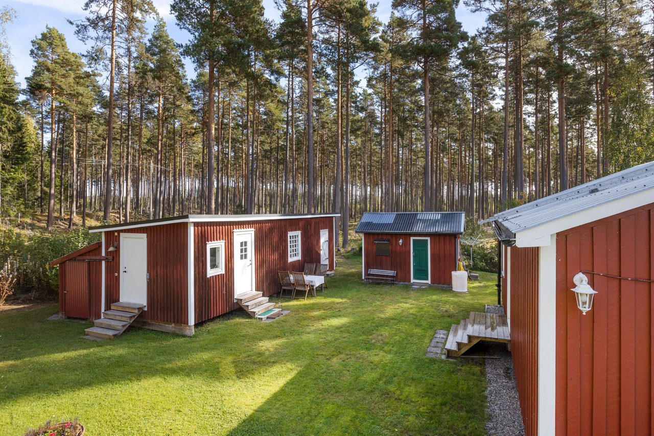 Uthus med gästrum samt flera förråd