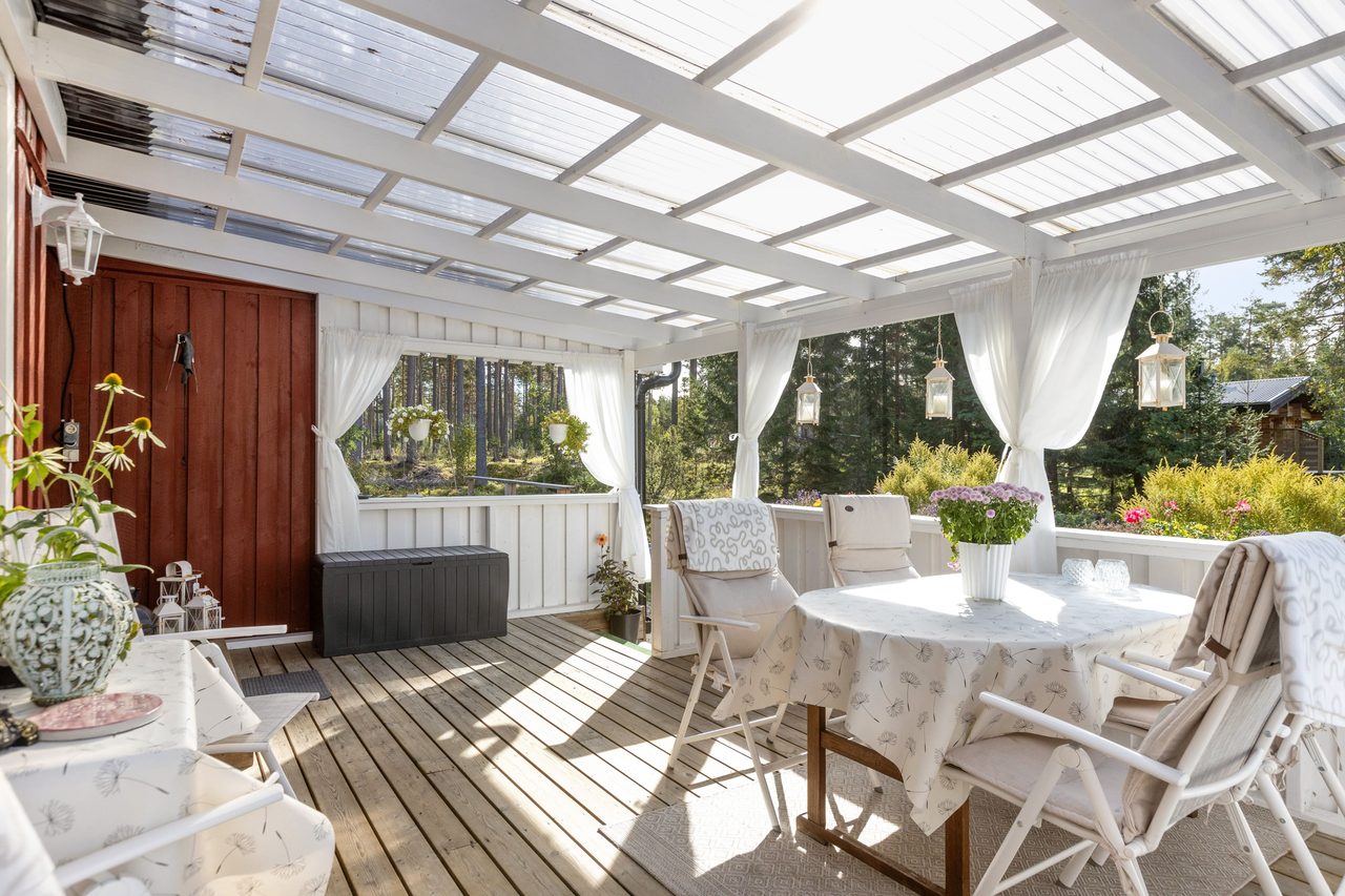 Härlig altan under tak