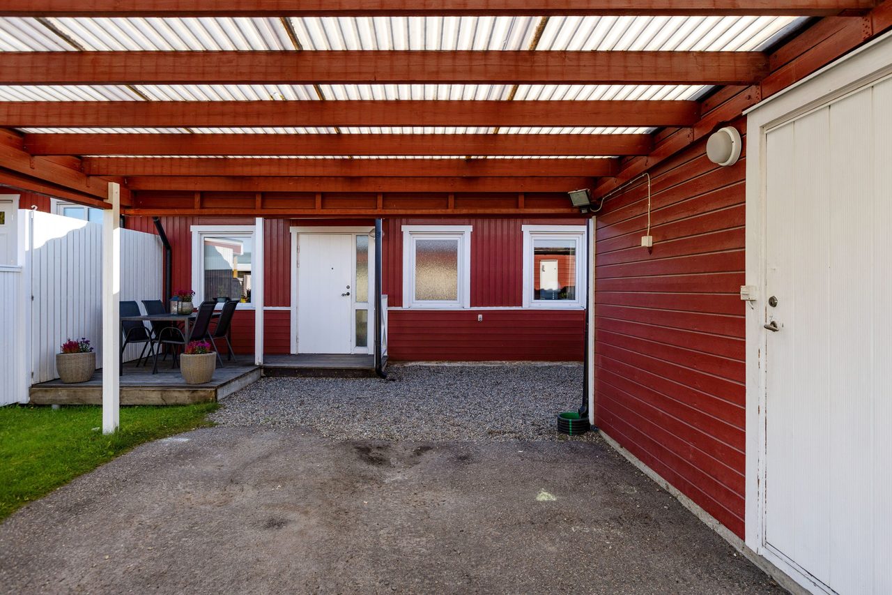Carport och förråd