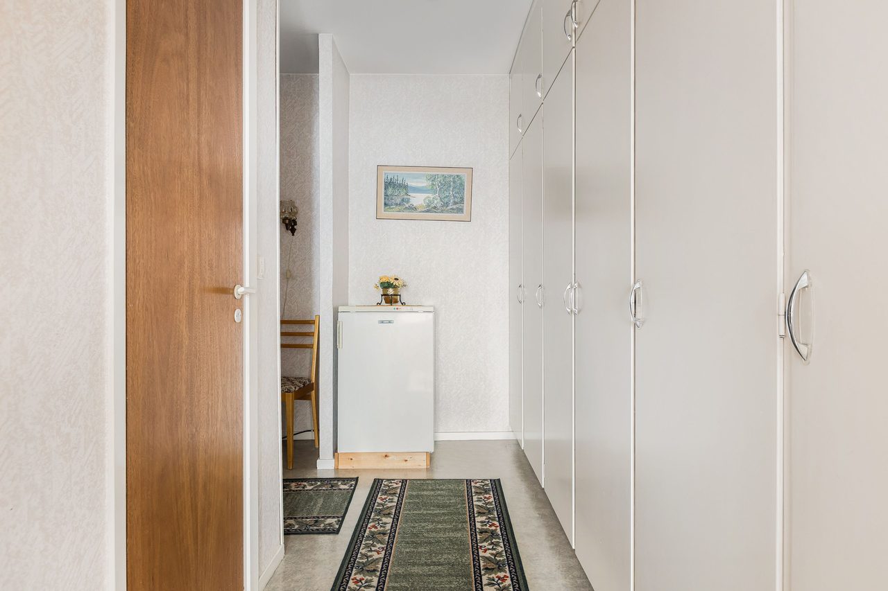 Inre hall med mycket förvaring i garderober