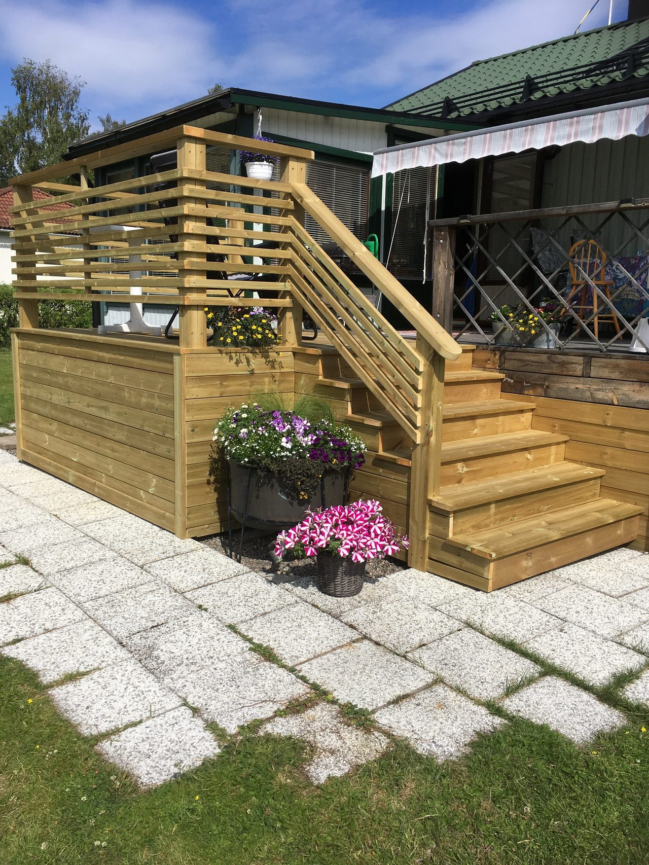 Trapp upp till altan (säljarens sommarbild)