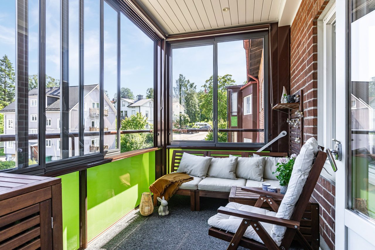 Stor, inglasad balkong