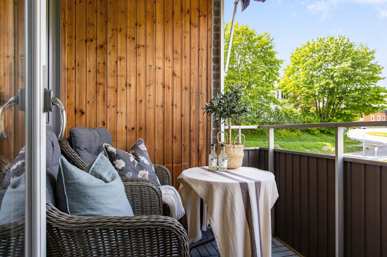 Balkong under tak och med markis