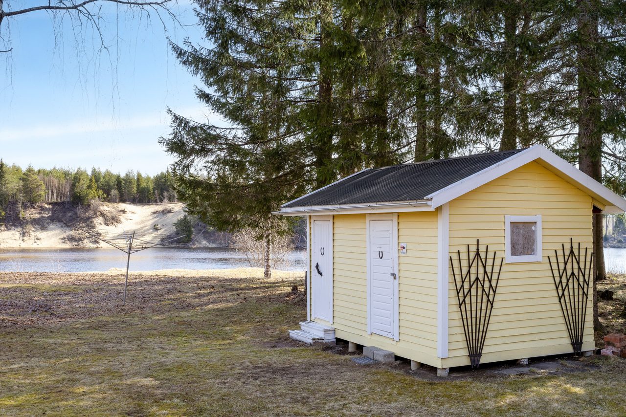 Friggebod med toalettrum, förråd och äldre dass