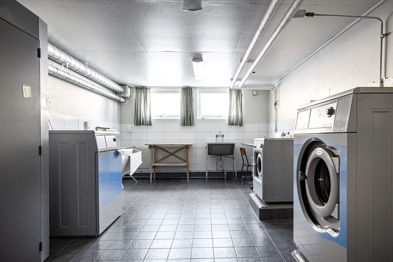 Gemensam tvättstuga i källarplanet